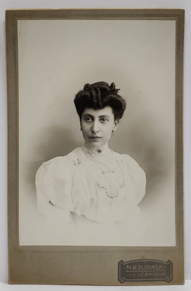 FOTOGRAF M.K. DUDINSKI , CRAIOVA , SOTIA DOCTORULUI A. MARCU DIN CRAIOVA , FOTOGRAFIE CABINET , DATATA 1 AUGUST 1907 , PE VERSO