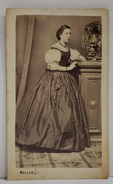 FOTOGRAF MULLER L. , DEBRECEN , UNGARIA , DOAMNA POZAND IN STUDIO , FOTOGRAFIE C.D.V. , SFARSITUL SEC. XIX