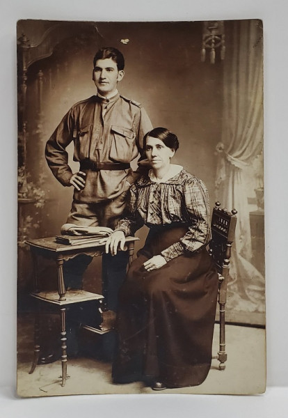 FOTOGRAF NESTOR HACK , IASI , TANAR IN UNIFORMA CU MAMA SA , IN STUDIO , FOTOGRAFIE TIP CARTE POSTALA, CLASICA