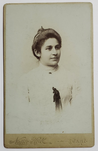 FOTOGRAF NESTOR HECK , IASI , TANARA CU ROCHIE ALBA , FOTOGRAFIE TIP C.D.V. , SFARSITUL SEC. XIX