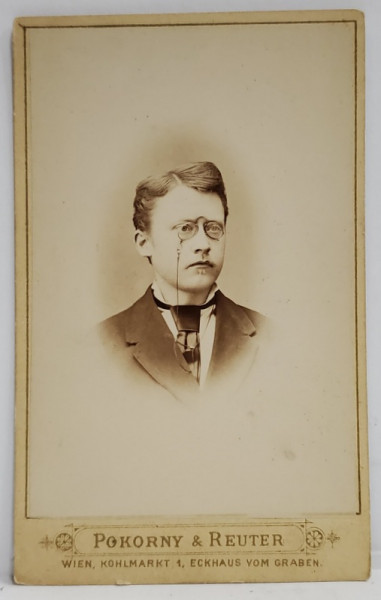 FOTOGRAF POKORNY and REUTER , VIENA , TANAR CU OCHELARI , FOTOGRAFIE C.D.V. , SFARSIT DE SECOL XIX