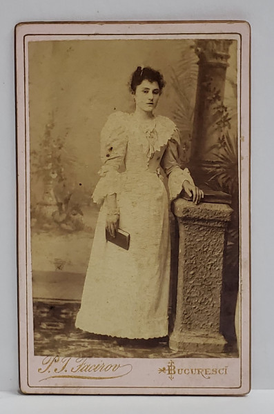 FOTOGRAF P.T. FACIROV , BUCURESTI , FOTOGRAFIE C.D.V. , TANARA CU ROCHIE ALBA , SFARSITUL SEC. XIX