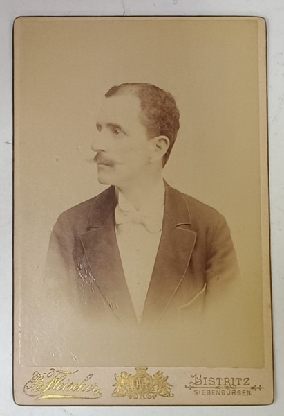 FOTOGRAF R. FLEISCHER , BISTRITA , TRANSILVANIA ,  BARBAT CU PAPION ALB , FOTOGRAFIE CABINET , SFARSITUL SEC. XIX