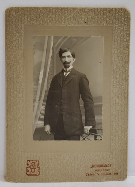 FOTOGRAF ' REMBRANDT ' BUCURESTI , BARBAT CU CIOC SI MUSTATA IN FURCULITA ,   FOTOGRAFIE CABINET , CCA. 1900