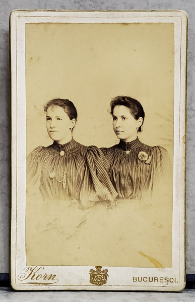 FOTOGRAF S. KORN , BUCURESTI , DOUA  TINERE IN STUDIO , FOTOGRAFIE TIP C.D.V. , SFARSITUL SEC. XIX