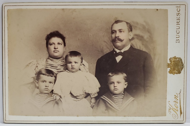 FOTOGRAF S. KORN , BUCURESTI, FAMILIE CU TREI COPII IN STUDIO , FOTOGRAFIE CABINET , CCA. 1900