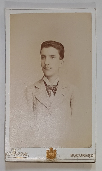 FOTOGRAF S. KORN , BUCURESTI , PORTRETUL UNUI TANAR DE LA SCOALA NORMALA SUPERIOARA , FOTOGRAFIE C.D.V. , 25 OCT. 1895