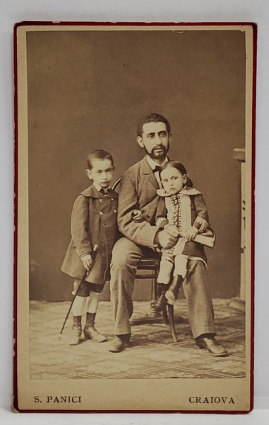 FOTOGRAF SCARLAT  PANICI , CRAIOVA , TATA CU CEI DOI COPII IN STUDIO , FOTOGRAFIE C.D.V. , A DOUA  JUMATATE A SEC. XIX