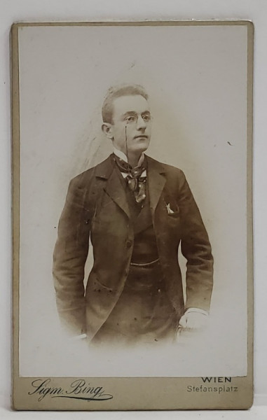 FOTOGRAF SIGM. BING , VIENA , TANAR CU MONOCLU , FOTOGRAFIE C.D.V. , DATATA 1896 PE VERSO