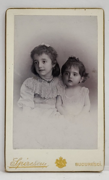 FOTOGRAF SPIRESCU , BUCURESTI , DOUA FETITE IN STUDIO , FOTOGRAFIE C.D.V. , SFARSIT DE SEC. XIX