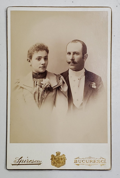 FOTOGRAF SPIRESCU , BUCURESTI , TANARA PERECHE IN STUDIO , FOTOGRAFIE CABINET , SFARSITUL SEC. XIX