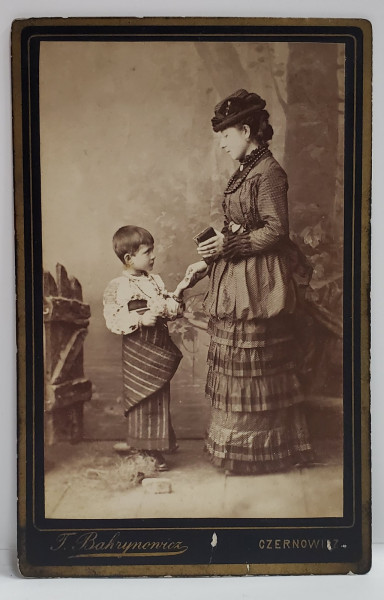 FOTOGRAF T. BAHRYNOWICZ , CERNAUTI , MAMA CU BAIETELUL IN STUDIO , FOTOGRAFIE C.D.V. , SFARISTUL SEC. XIX