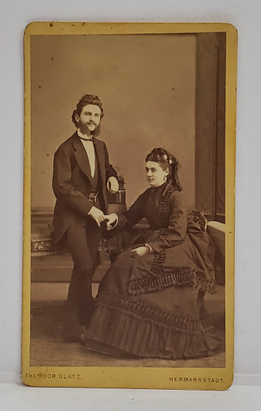 FOTOGRAF THEODOR GLATZ , SIBIU , CUPLU IN STUDIO , FOTOGRAFIE FORMAT C.D.V. , A DOUA JUMATATE A SEC. XIX
