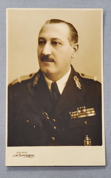 FOTOGRAF V. BUZDUGAN , BUCURESTI , OFITER ROMAN IN UNIFORMA CU DECORATIE SI BARETE , DATATA  1943