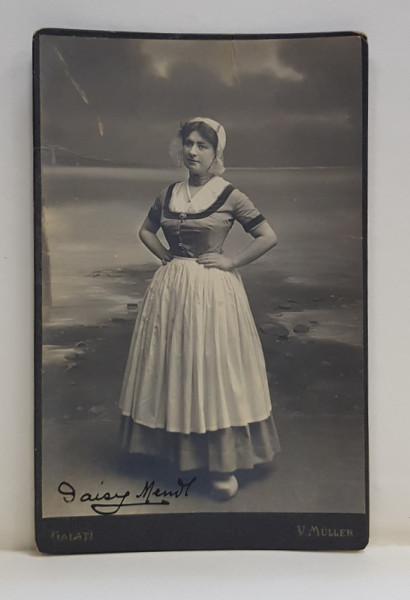 FOTOGRAF V. MULLER , GALATI , TANARA IN STUDIO , FOTOGRAFIE TIP CABINET , 1903