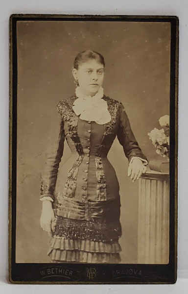 FOTOGRAF W. BETHIER ,CRAIOVA , TANARA IN STUDIO , FOTOGRAFIE C.D.V. , SFARSITUL SEC. XIX