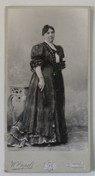 FOTOGRAF W. OPPELT , BUCURESTI , DOAMNA CU EVANTAI , FOTOGRAFIE CABINET , INCEPUTUL SEC. XX