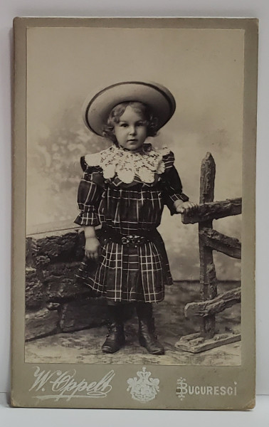 FOTOGRAF W. OPPELT , BUCURESTI , FETITA CU PALARIE , FOTOGRAFIE C.D.V. , CCA. 1900
