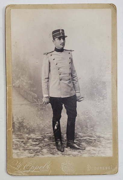 FOTOGRAF W. OPPELT , BUCURESTI , OFITER ROMAN CU UNIFORMA SI SABIE , FOTOGRAFIE FORMAT CABINET , 1902