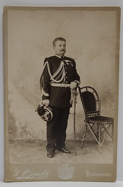 FOTOGRAF W. OPPELT , BUCURESTI , OFITER ROMAN IN UNIFORMA CU SPADA , FOTOGRAFIE CABINET , INCEPUTUL SEC . XX
