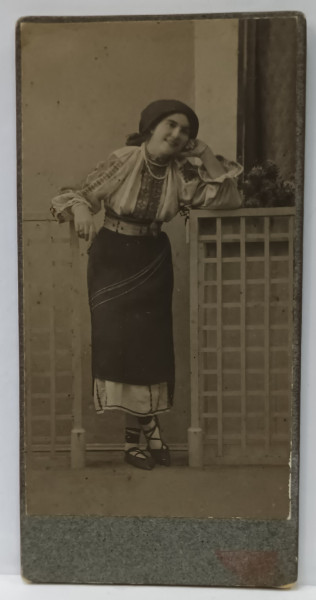 FOTOGRAF WEISZ HUGO , ARAD , TANARA IN COSTUM POPULAR , IN STUDIO , FOTO CABINET , CCA. 1900