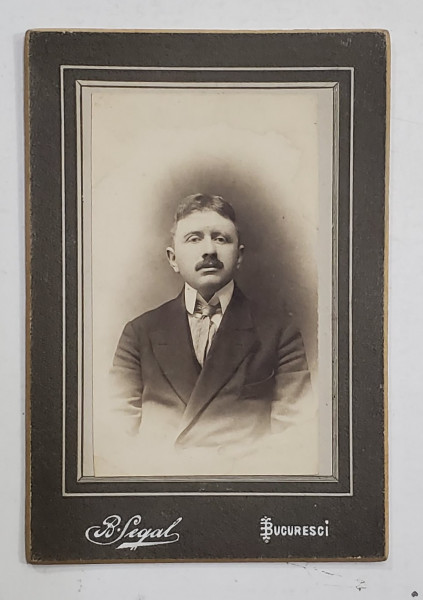 FOTOGRAFIA GRIVITA ,  B. SEGAL , BUCURESTI , TANAR CU MUSTATA , FOTOGRAFIE CABINET , CCA. 1900
