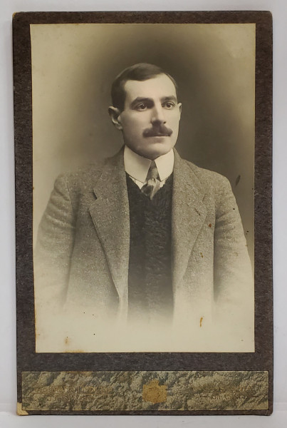 FOTOGRAFIA MODERNA  J. M. SEFCENCO , CONSTANTA  , BARBAT  IN COSTUM CU VESTA , FOTOGRAFIE CABINET , SFARSITUL SEC. XIX