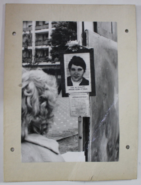 FOTOGRAFIA UNUI EROU AL REVOLUTIEI DIN DECEMBRIE 1989 , EXPUSA LA LOCUL IN CARE ACESTA A FOST UCIS , FOTOGRAFIE , 1990