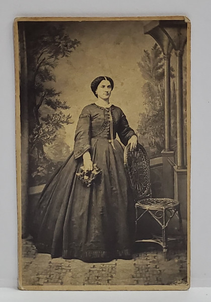 FOTOGRAFIE C.D.V. , DOAMNA CU ROCHIE NEAGRA , SFARSITUL SEC. XIX