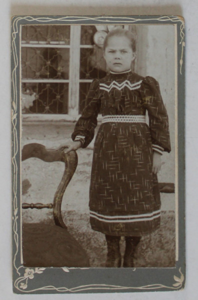 FOTOGRAFIE C.D.V. , FETITA LANGA SCAUN , AUTOR NEPRECIZAT , CCA. 1900