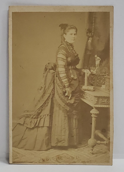 FOTOGRAFIE C.D.V. , FOTOGRAF A.D. REISLER , BUCURESTI , DOAMNA CU ROCHIE SI TRENA , SECOLUL XIX