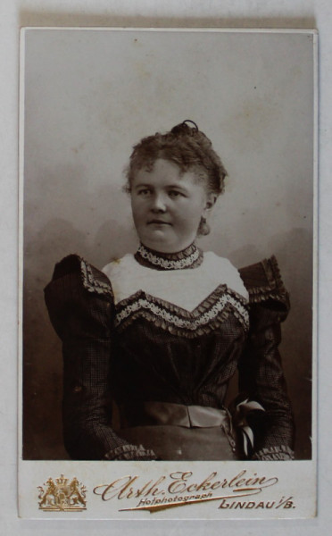 FOTOGRAFIE C.D.V. , STUDIO ARTH. ECKERLEIN , LINDAU , DOAMNA CU ROCHIE CU DANTELA , SFARSITUL SEC. XIX