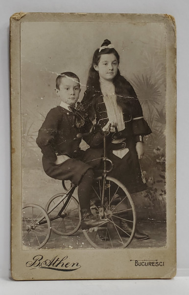 FOTOGRAFIE C.D.V. , STUDIO B. ATHEN , BUCURESTI , DOI COPII IN STUDIO , CCA. 1900
