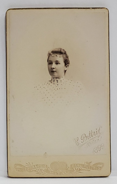 FOTOGRAFIE C.D.V. , STUDIO CARL PUTTRIGE , MITAU , TANARA  CU ROCHIE CU BULINE , 1899