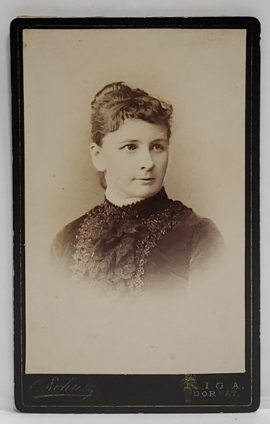 FOTOGRAFIE C.D.V. , STUDIO CARL SCHULZ , RIGA , DOAMNA CU GULER DE DANTELA , SFARSITUL SEC. XIX