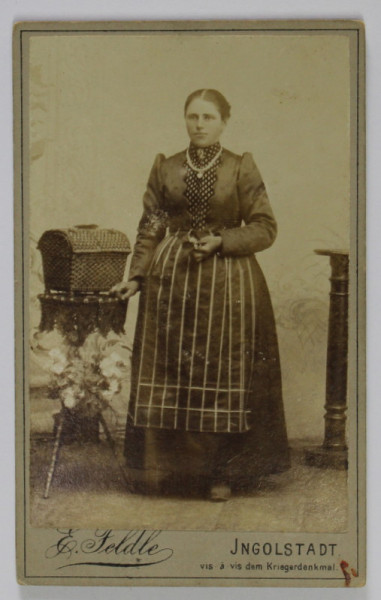 FOTOGRAFIE C.D.V. , STUDIO E. FELDE , INGOLSTADT , DOAMNA CU BUCHET DE FLORI , SFARSITUL SEC. XIX