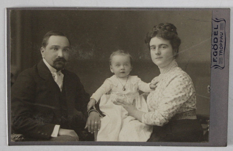 FOTOGRAFIE C.D.V. , STUDIO F. GODEL ,  TROPPAU , FAMILIE CU COPIL , CCA . 1900