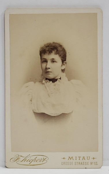 FOTOGRAFIE C.D.V. , STUDIO F. KIEPERT , MITAU , DOAMNA CU GULER ALB , SFARSITUL SEC. XIX