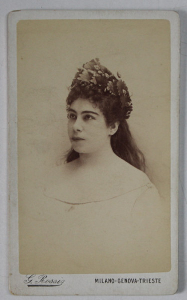 FOTOGRAFIE C.D.V. , STUDIO GIULIO ROSSI MILANO ,  TANARA CU CUNUNA DE FLORI , SFARSITUL SEC. XIX