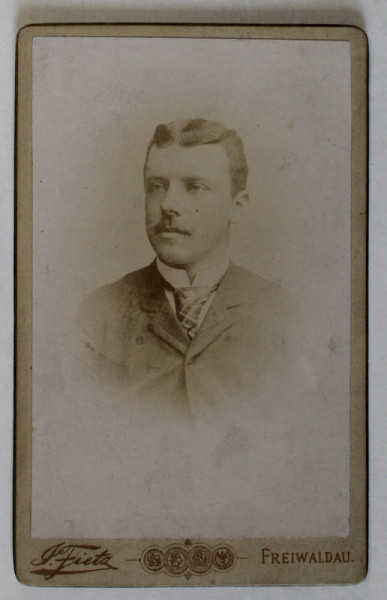 FOTOGRAFIE C.D.V. , STUDIO J. FIETZ , FREIWALDAU , TANAR IN COSTUM , CU CRAVATA , SFARSITUL SEC. XIX