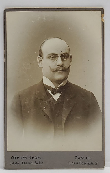 FOTOGRAFIE C.D.V. , STUDIO KESEL , CASSEL , DOMN CU MUSTATA IN FURCULITA , INCEPUTUL SEC. XX