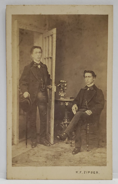 FOTOGRAFIE C.D.V. , STUDIO K.F. ZIPSER , BUCURESTI, DOI TINERI , SFARSITUL SEC. XIX