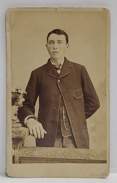 FOTOGRAFIE C.D.V. , STUDIO LOVEJOY , GLEN FALLS , N.Y. , TANAR CU REDINGOTA , SFARSITUL SEC.XIX