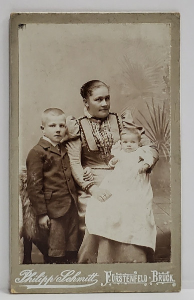FOTOGRAFIE C.D.V. , STUDIO PHILIPP SCHMITT, FURSTENFELD - BRUCK , MAMA CU DOI COPII IN STUDIO , CCA. 1900