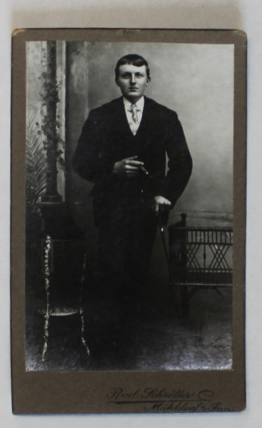 FOTOGRAFIE C.D.V., STUDIO RUD. SCHROTTER , MULHDORF AM INN , TANAR IN COSTUM , CU TIGARA , CCA. 1900