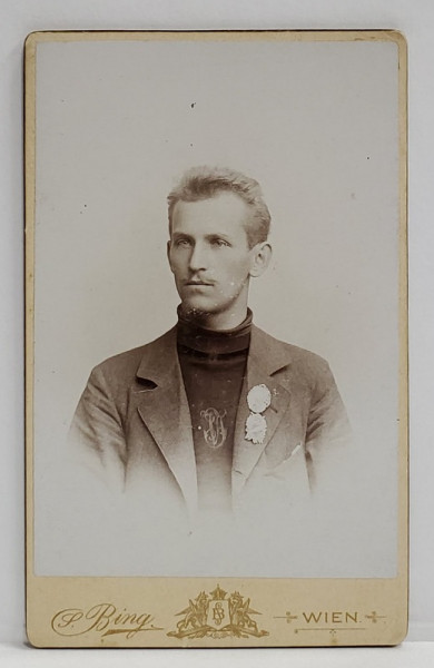 FOTOGRAFIE C.D.V. , STUDIO SIGMUND BING , VIENA , TANARA CU MEDALII PE PIEPT , INCEPUTUL SEC. XX