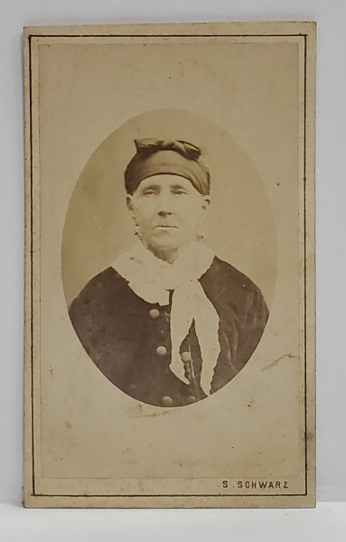 FOTOGRAFIE C.D.V. , STUDIO S.SCHWARZ ,  BUCURESTI , FEMEIE CU BROBOADA ALBA , SFARSITUL SEC. XIX