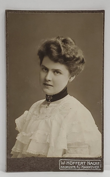 FOTOGRAFIE C.D.V. , STUDIO W. HOFFERT , HANOVRA , TANARA CU BLUZA ALBA , CCA. 1900