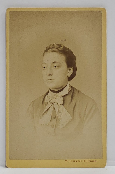 FOTOGRAFIE C.D.V. , STUDIO W. JOHANNES und SINGER , PASSAU , DOAMNA CU ESARFA , SFARSITUL SEC. XIX