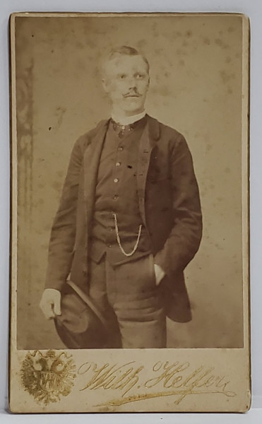 FOTOGRAFIE C.D.V. , STUDIO WILH. HELFER , VIENA , DOMN CU PALARIE SI COSTUM , SFARSITUL SEC. XIX